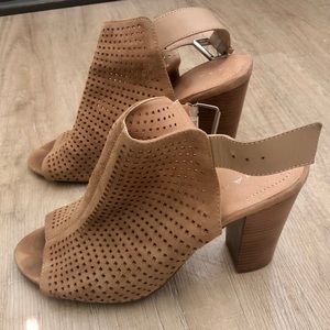 Tahari Margaret Open Toe Block Heel Sandal Size 7